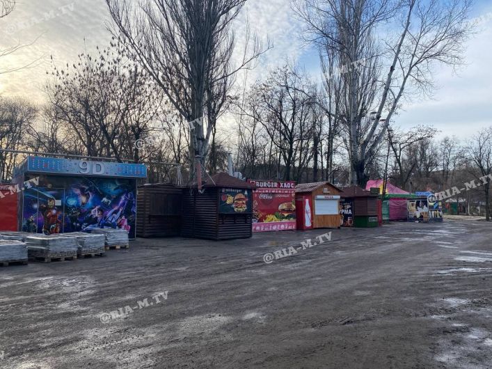 В Мелитополе в центральном парке демонтировали ресторан и танцплощадку